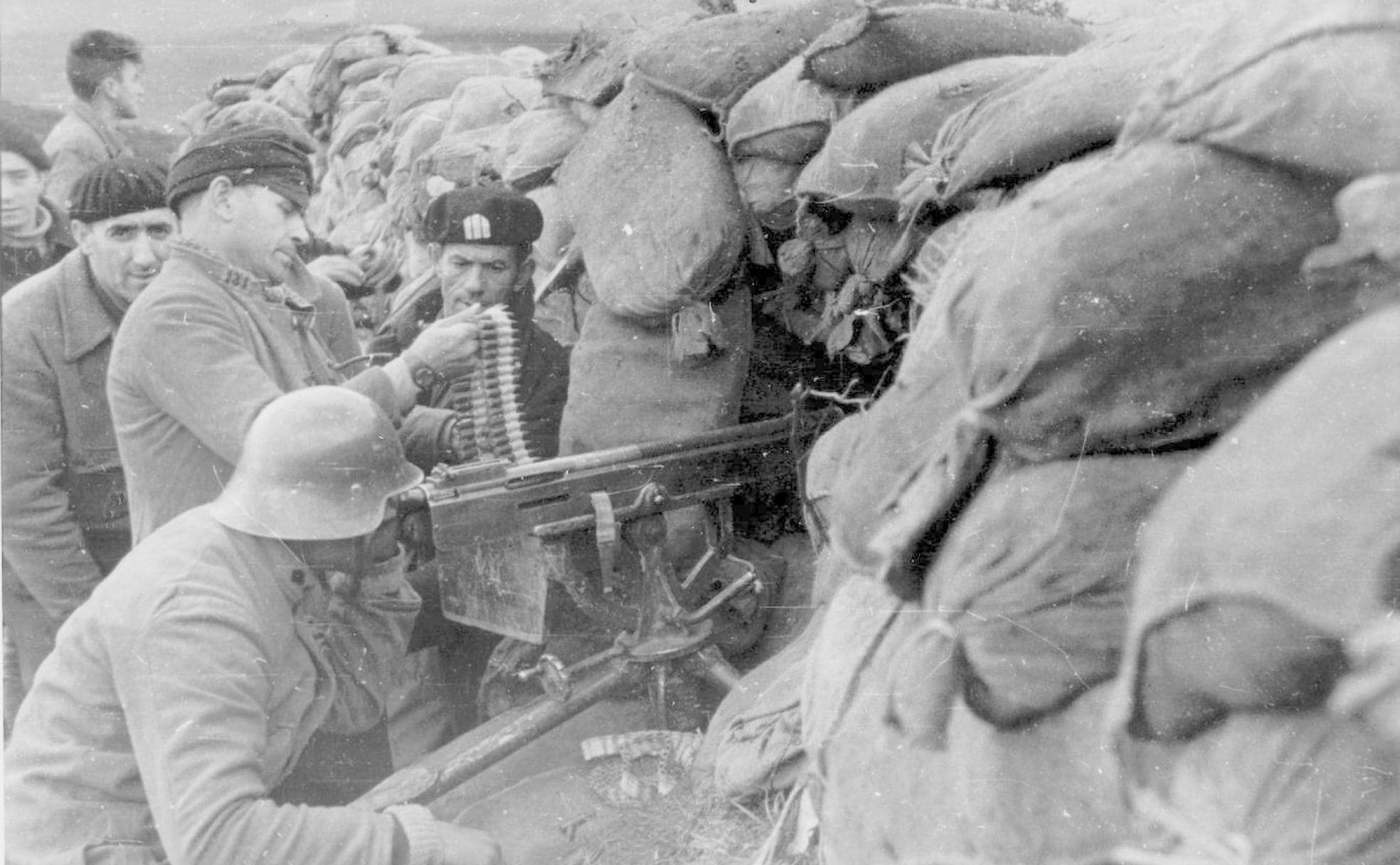 Soldados del batallón Bakunin manejando una ametralladora en el frente.