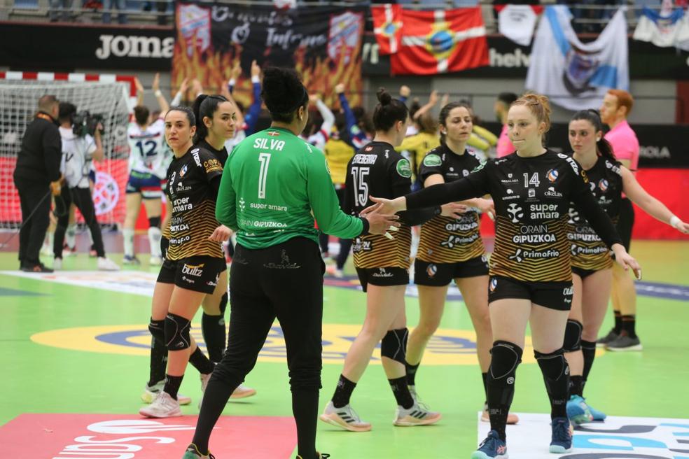 Las jugadoras del Bera Bera, con rostro serio, se lamentan de la derrota del sábado en las semifinales frente al Guardés. 