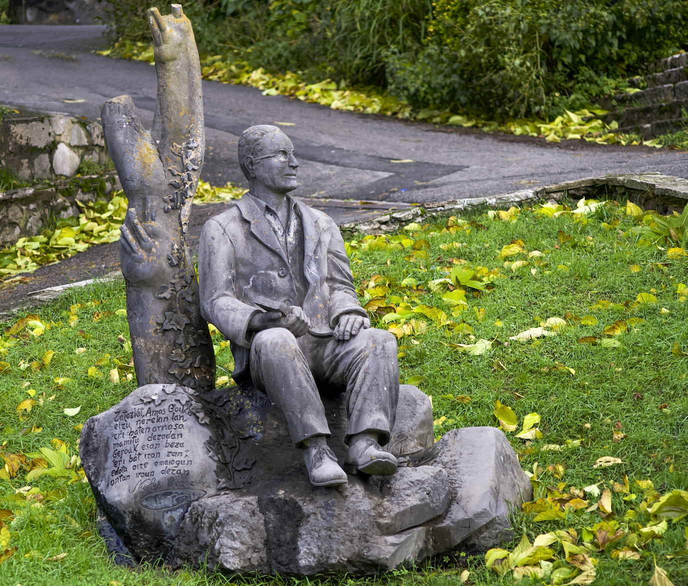 Orixeren omenezko eskultura, haren jaioterrian. 