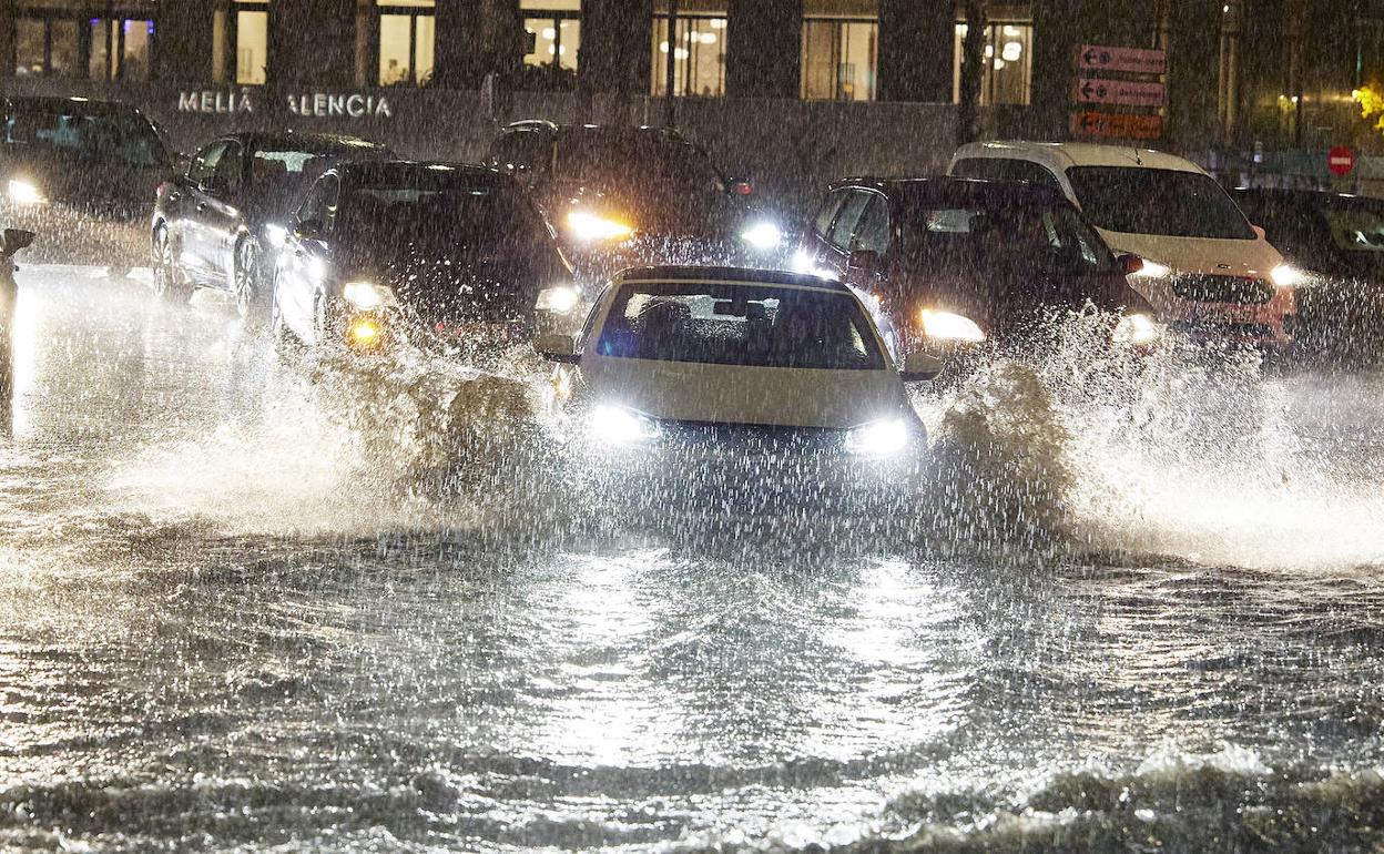 La tromba de agua ha dejado este martes por la noche más de 100 litros en zonas de Valencia.