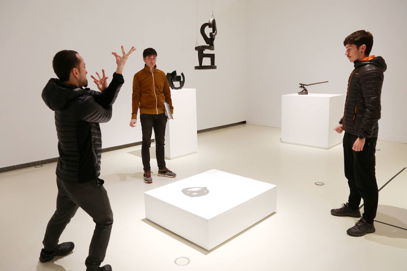 Fotos: Kukai dialoga con Chillida y Oteiza en la exposición de San Telmo