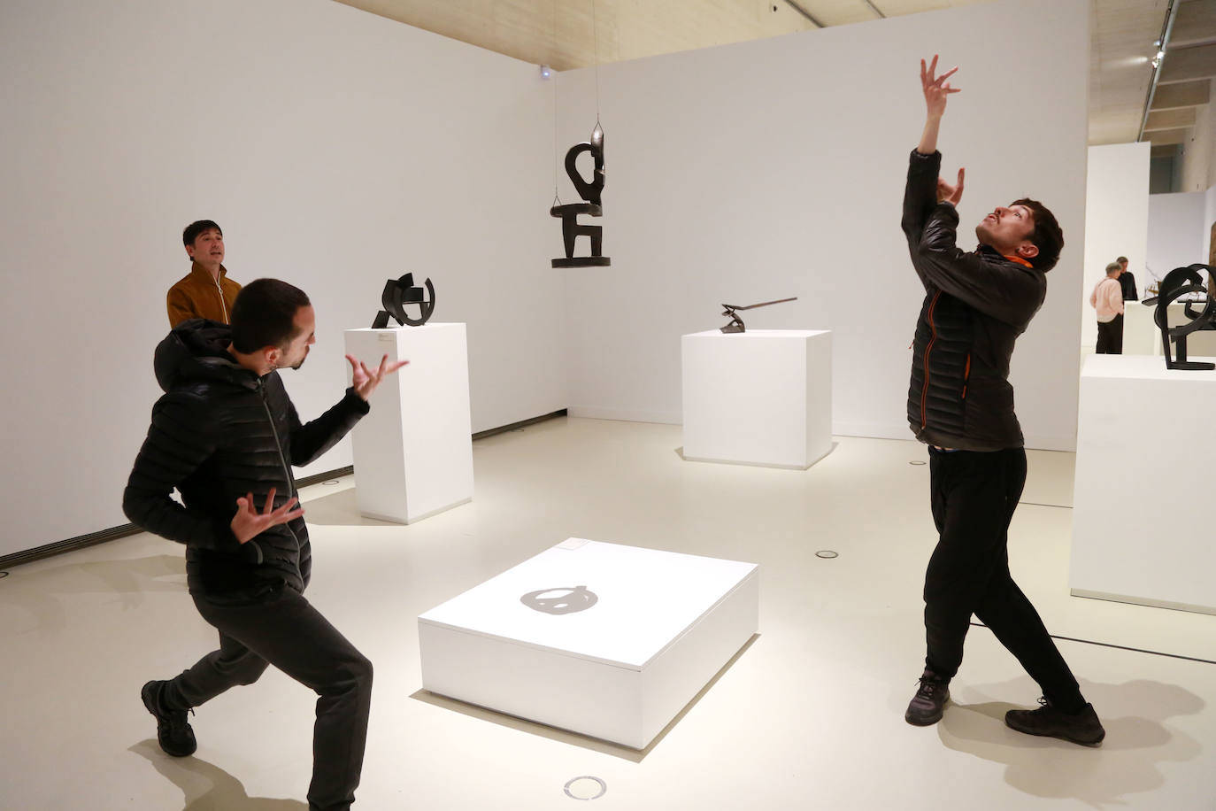 Fotos: Kukai dialoga con Chillida y Oteiza en la exposición de San Telmo