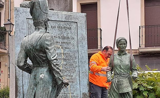 Pruebas para colocar la aguadora, este miércoles en la Parte Vieja de Donostia.