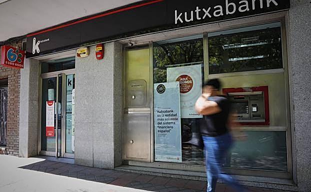 El Supremo considera abusiva la comisión de Kutxabank por ingresos en efectivo de usuarios sin cuenta en la entidad