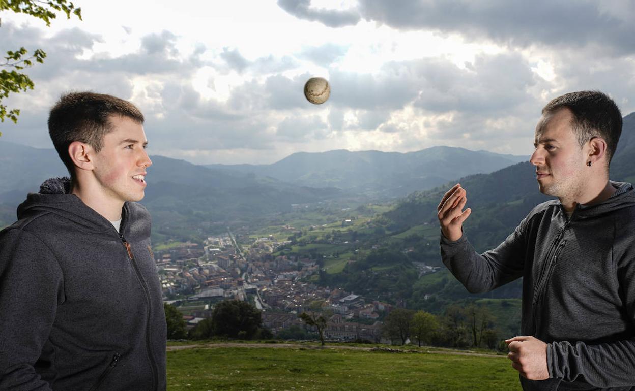 Unai y Jon Alberdi cerca del caserío Arauntza, su casa, en Azpeitia. 