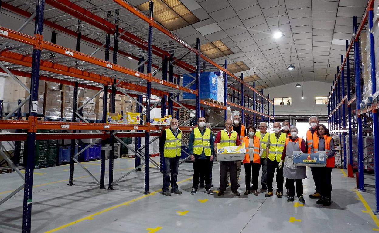 Un grupo de voluntarios colaboran en el almacén de Oiartzun. 