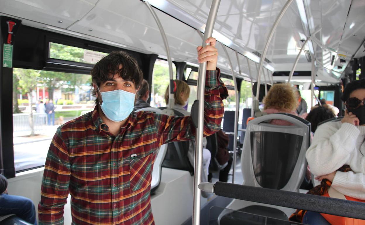 El delegado de Movilidad, Borja Olazabal, ha realizado el balance del transporte urbano municipal en un autobús de la L1. 
