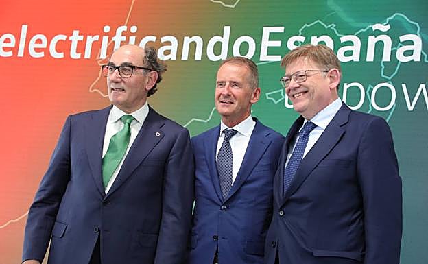 Galán, junto a Herbert Diess, presidente de Volkswagen, y el presidente de la Comunitat Valenciana, Ximo Puig.