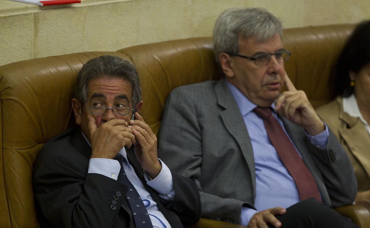 Miguel Ángel Revilla internetik ez duen mugikorrarekin. 