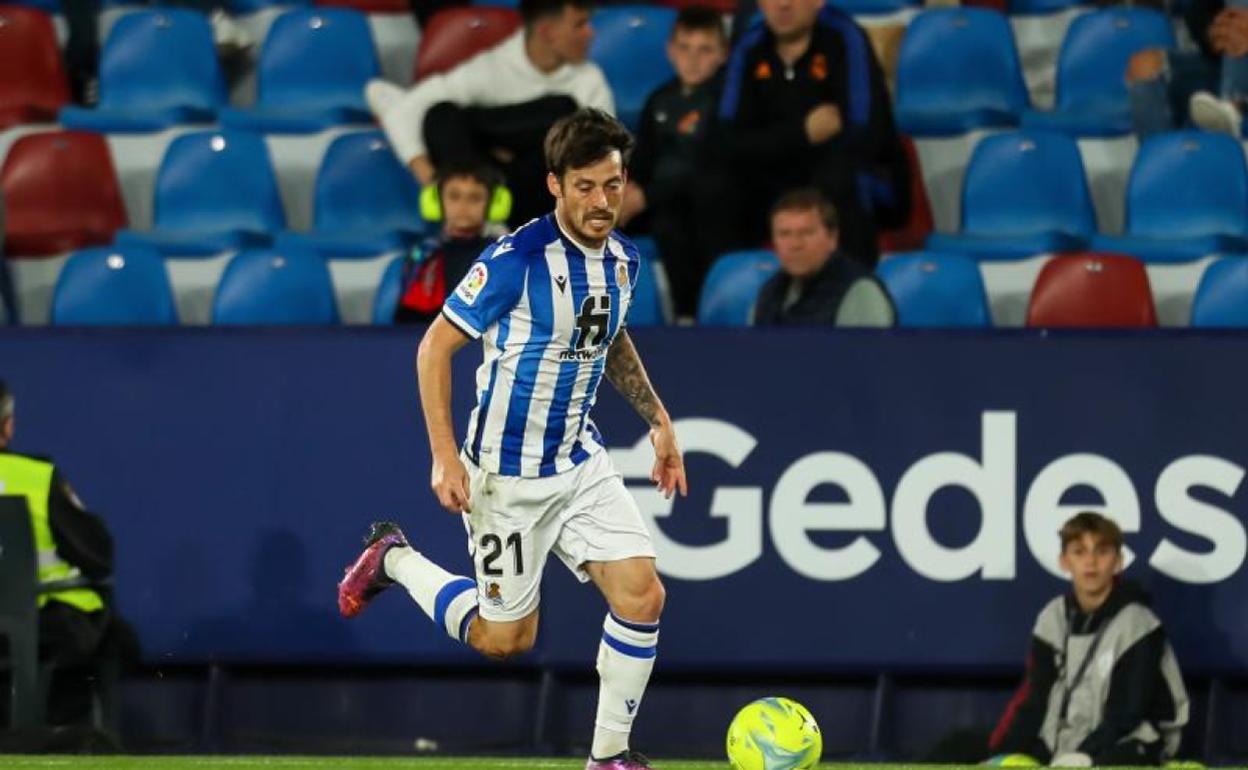 Silva conduce el balón en el encuentro ante el Levante. 