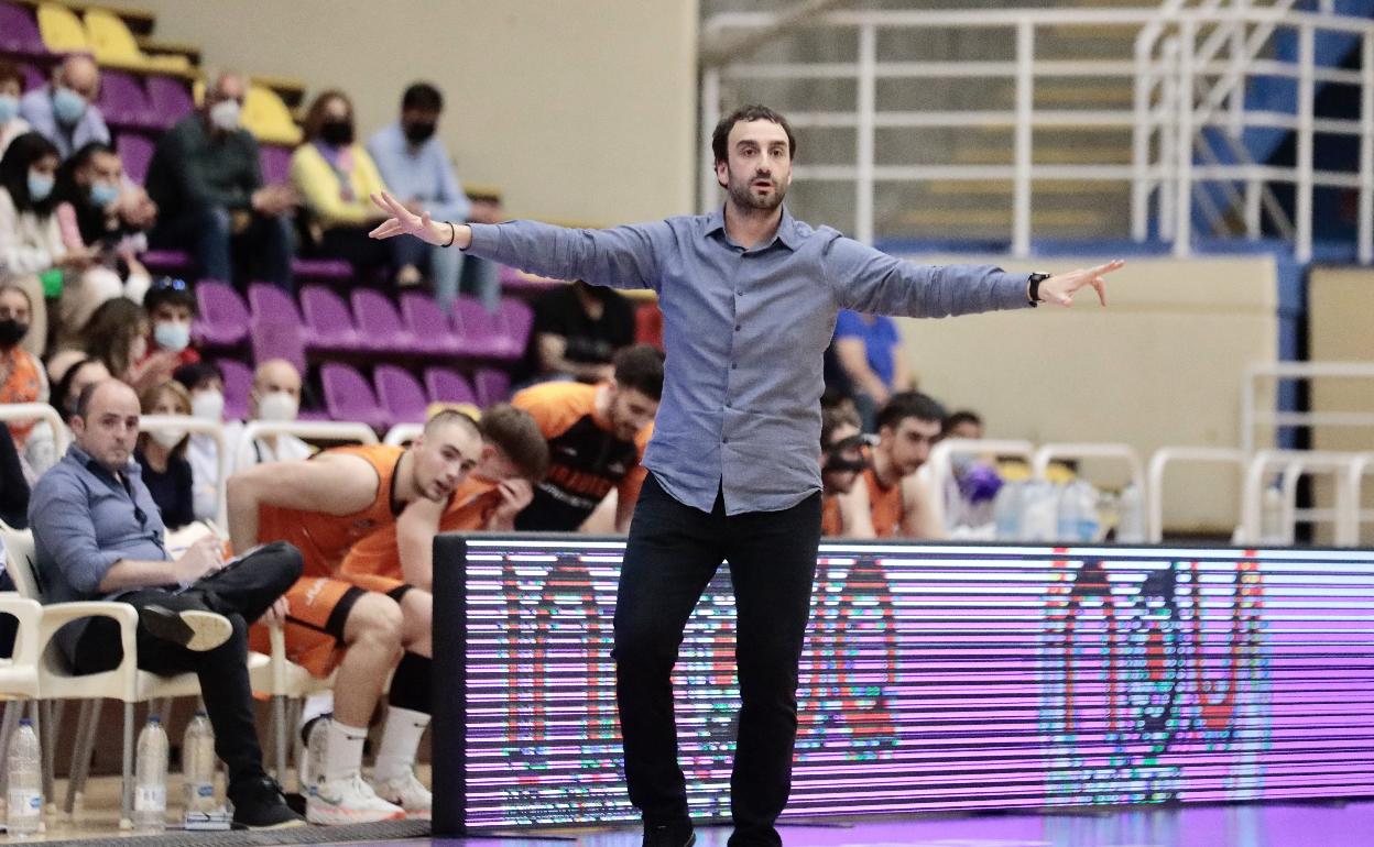 Jiménez da indicaciones en el partido que jugó el Juaristi en Valladolid. 