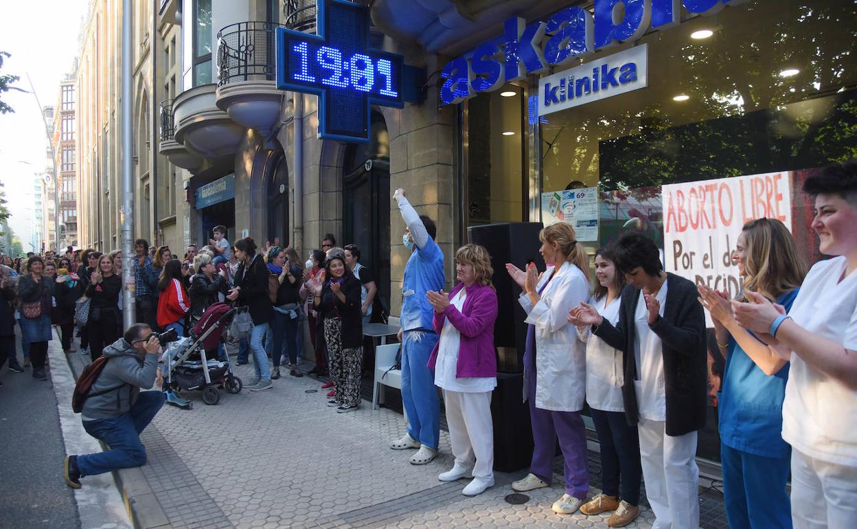 Personal de Askabide y manifestantes a favor del aborto junto a la clínica.