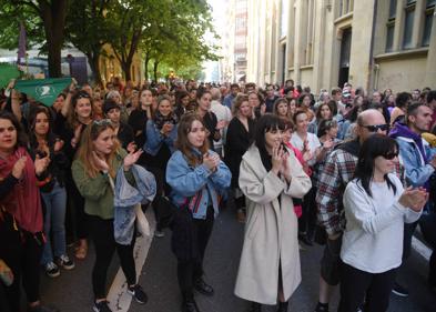 Imagen secundaria 1 - Acto en defensa del aborto en Donostia para contrarrestar una convocatoria en contra
