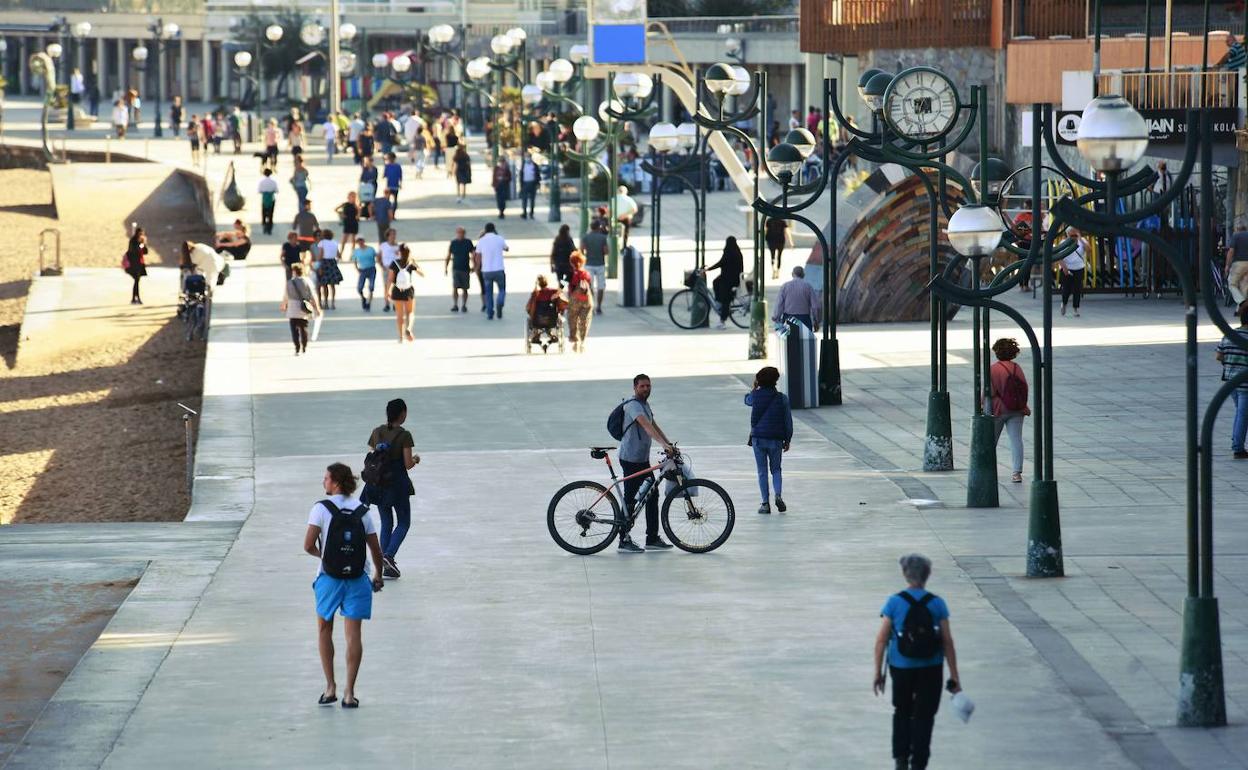 Paseo del malecón de Zarautz el pasado verano.