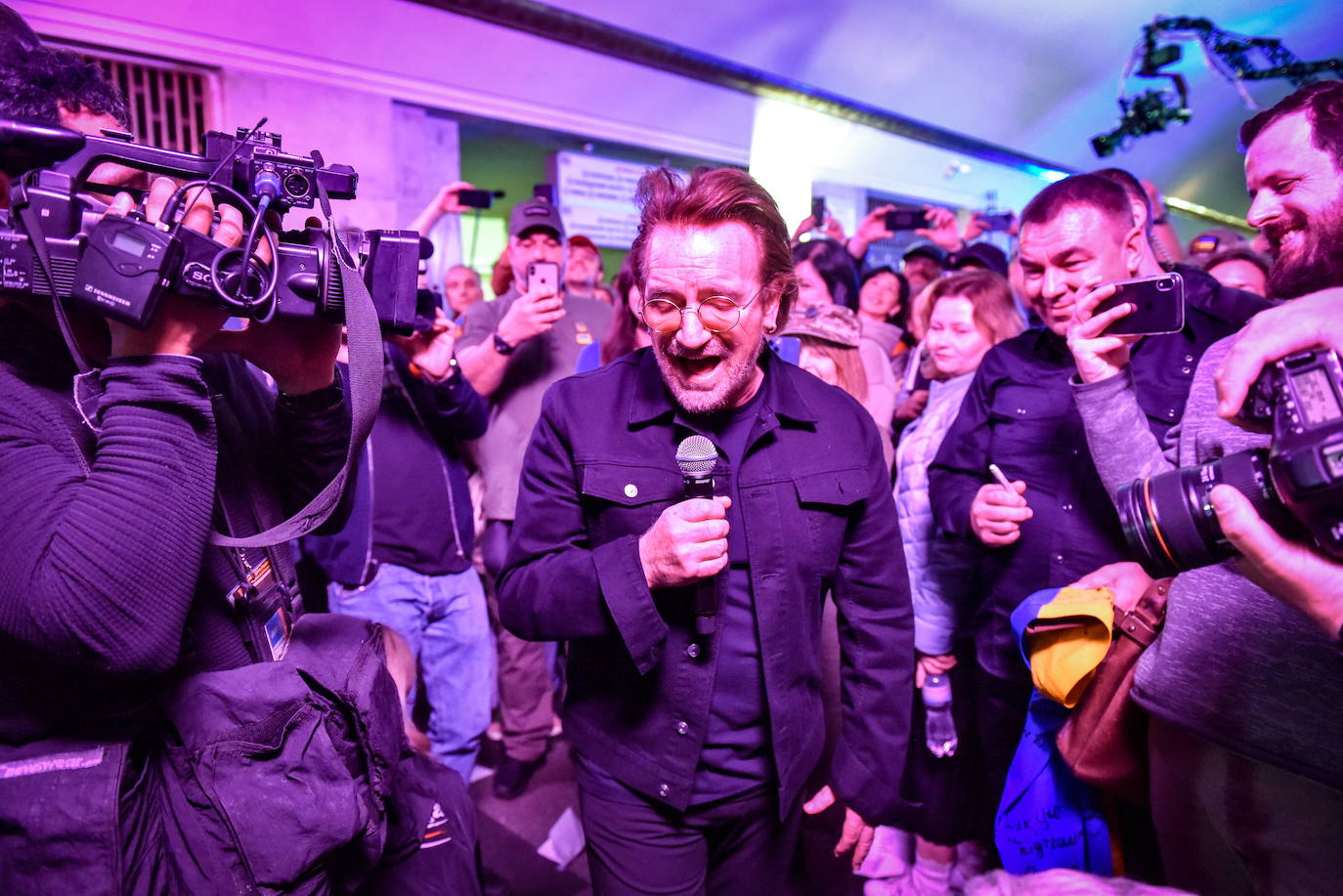 Fotos: Bono, de U2, da un concierto sorpresa en el metro de Kiev