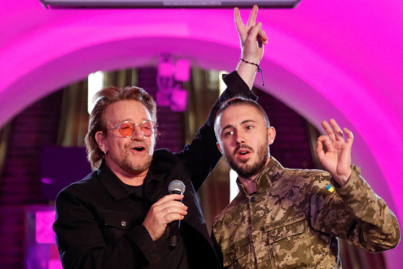 Fotos: Bono, de U2, da un concierto sorpresa en el metro de Kiev