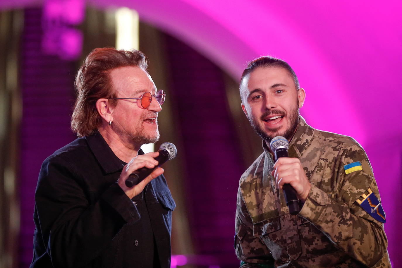 Fotos: Bono, de U2, da un concierto sorpresa en el metro de Kiev