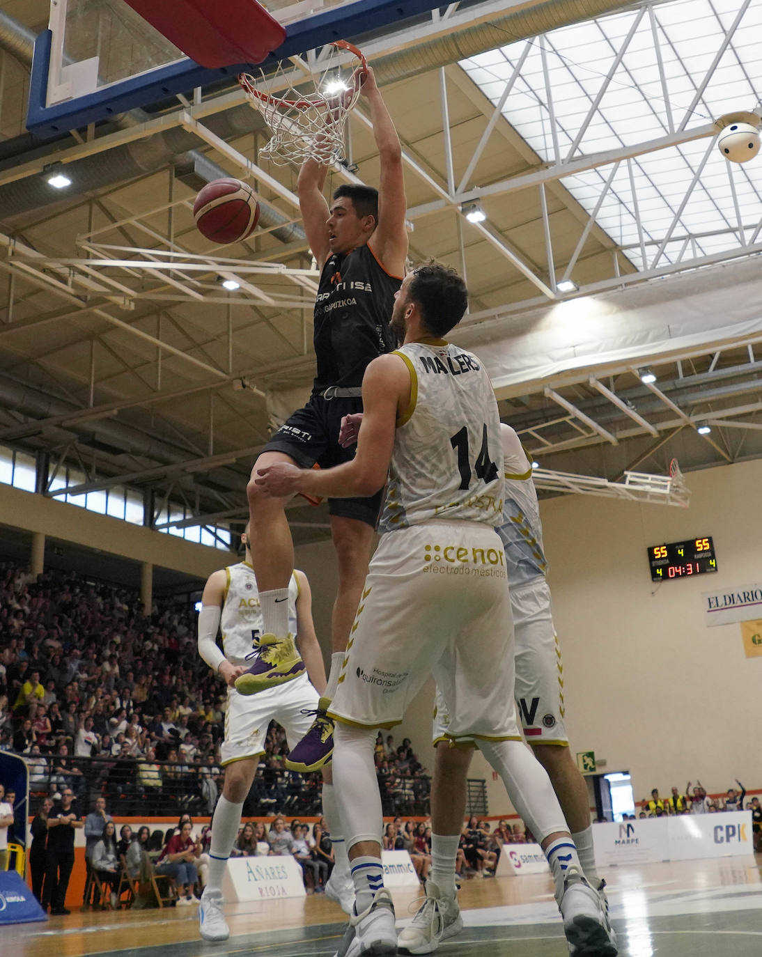 Fotos: Histórico triunfo del Juaristi Iraurgi ante el Acunsa GBC