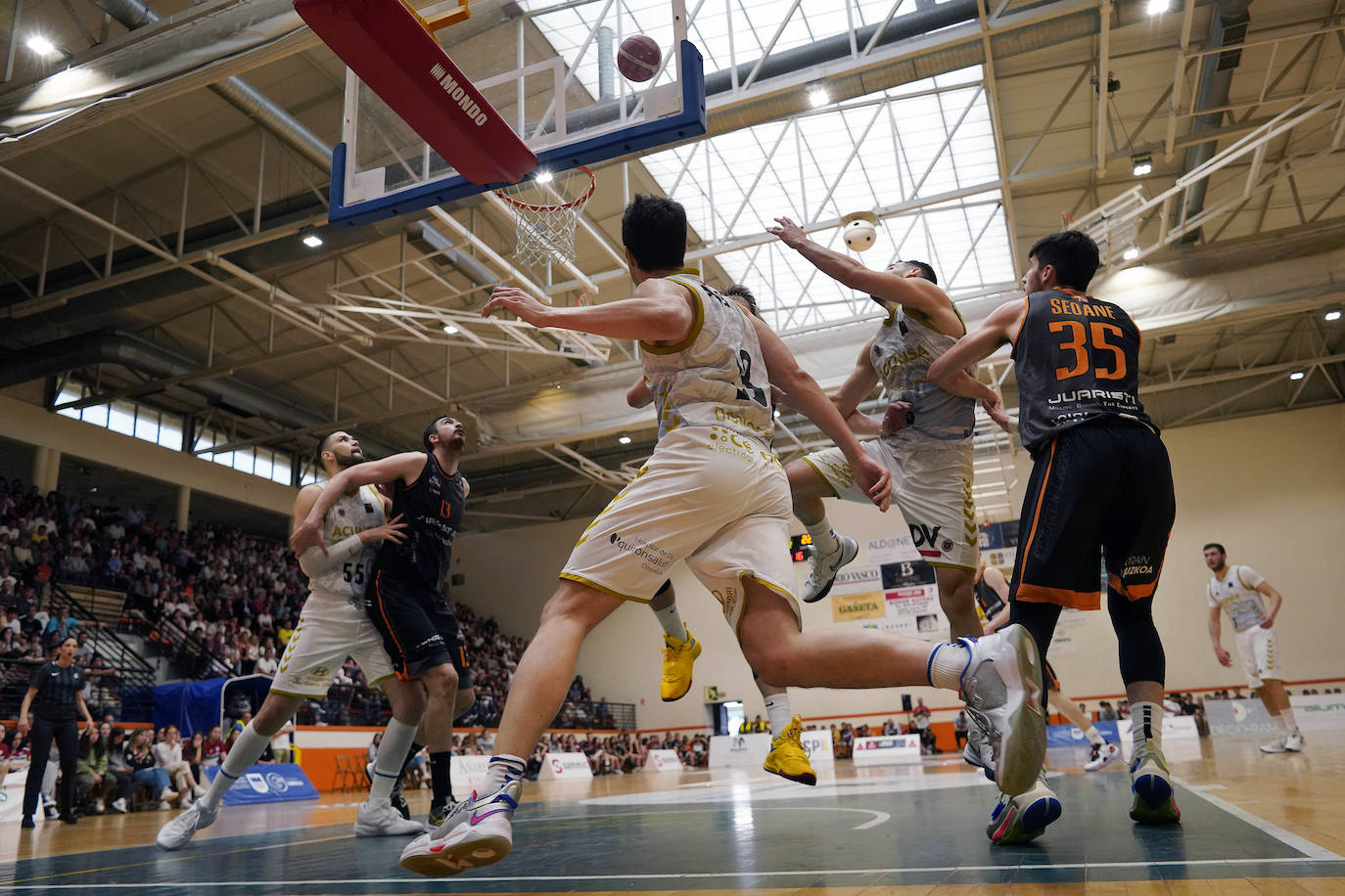 Fotos: Histórico triunfo del Juaristi Iraurgi ante el Acunsa GBC