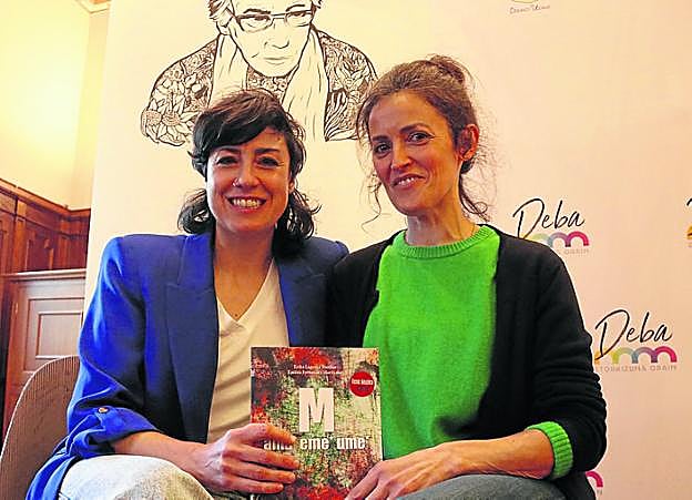 Erika y Estitxu con el libro que han escrito. 