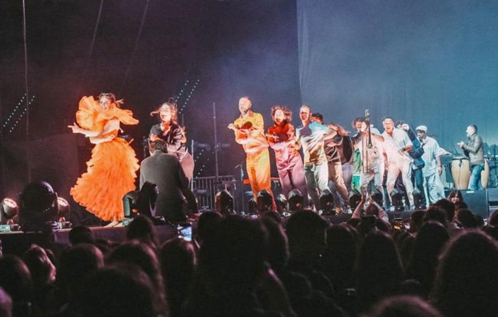 qLa 'conga final', con Izaro y sus invitados bailando a ritmo de sala por la pasarela.