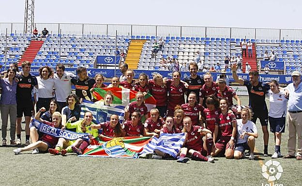 Las jugadoras de la Real celebran el subcampeonato a lo grande