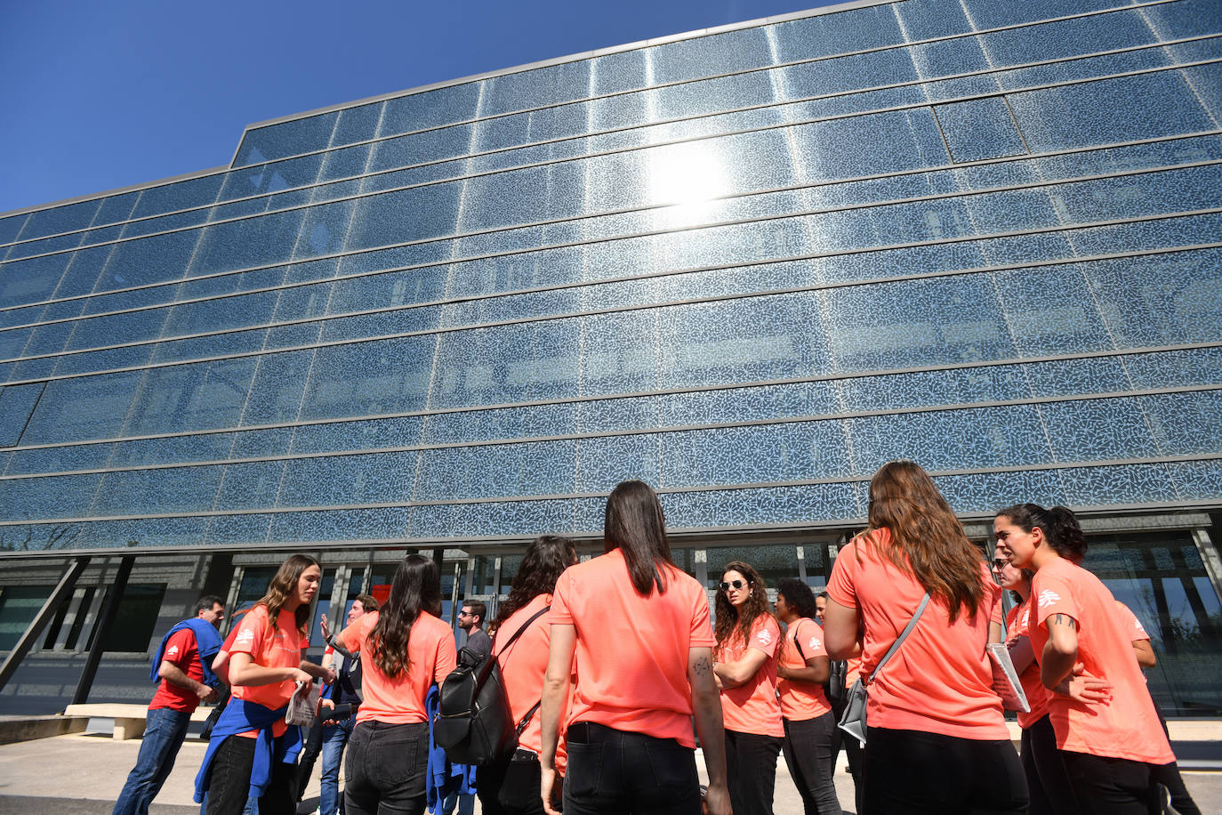 Las jugadoras del Super Amara Bera Bera brindan por rltítulo de liga conquistado en Gijón.