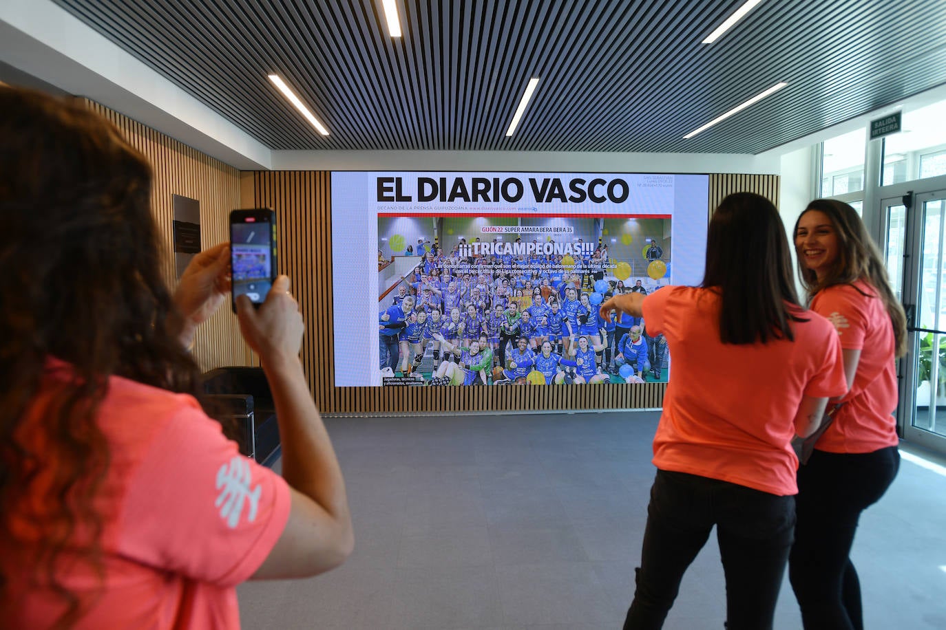 No perdieron la oportunidad de fotografiar la portada del lunes en la que ellas eran las protagonistas.