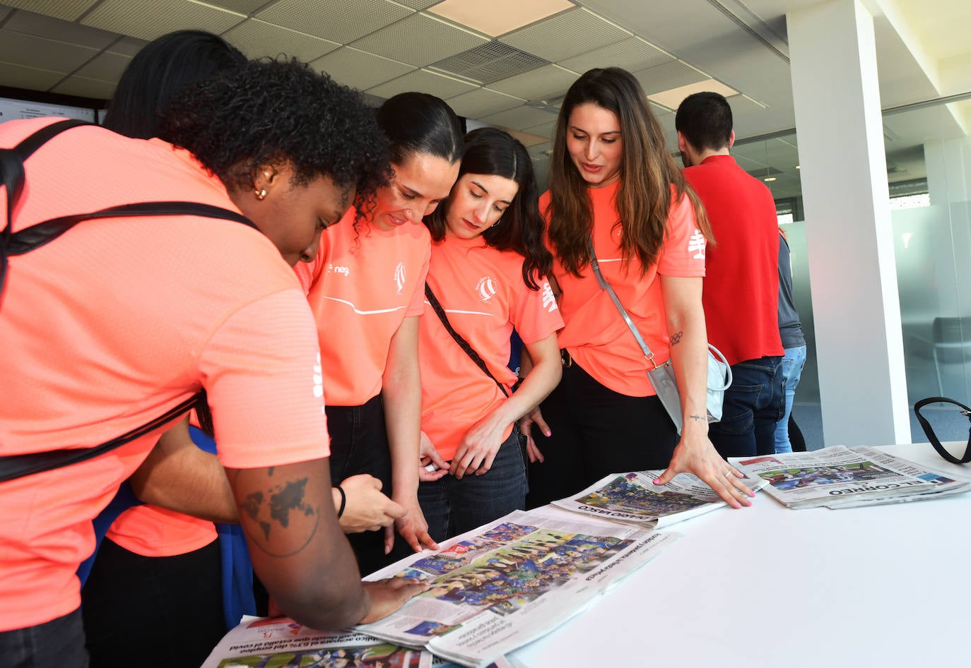 Algunas jugadoras aprovecharon para repasar la cobertura que EL DIARIO VASCO dedicó al histórico éxito del equipo.