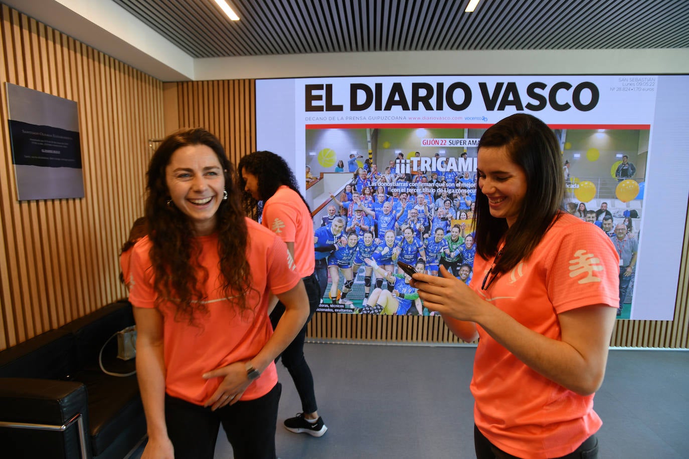 No faltaron las bromas entre las componentes del equipo al verse en las fotos.