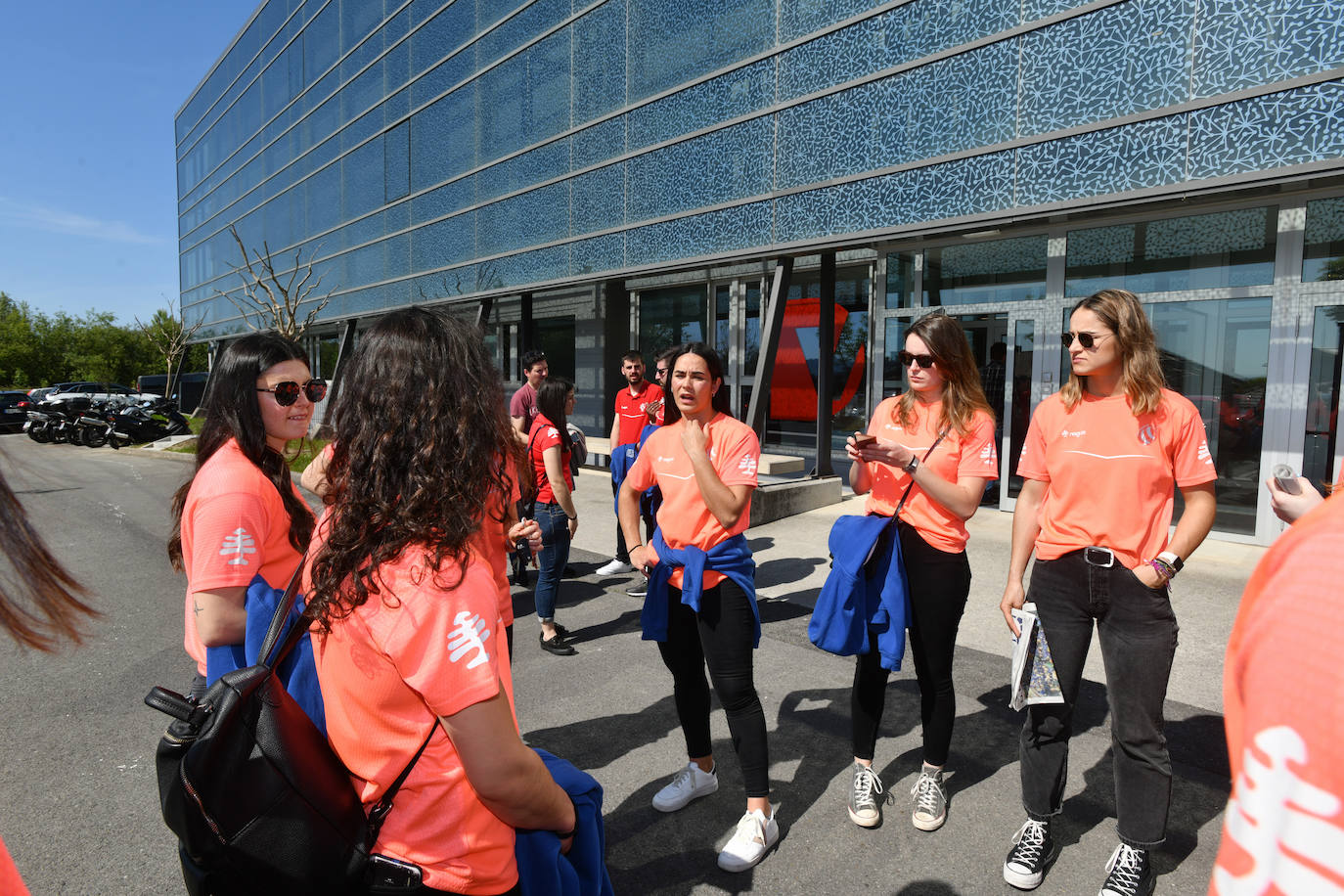 Las jugadoras del Super Amara Bera Bera a su llegada a DV.