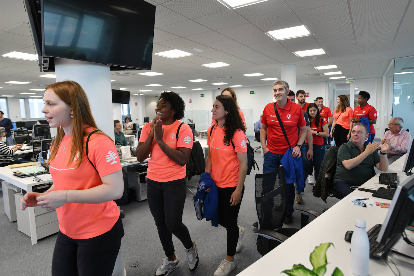 Las jugadoras del Super Amara Bera Bera reciben el aplauso de la redacción a su entrada.