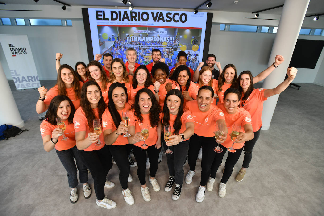 Las jugadoras del Super Amara Bera Bera brindan por el título de liga conquistado en Gijón.