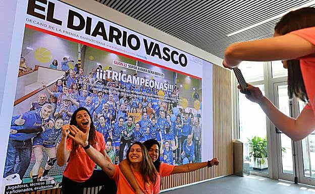 Galería. Las imágenes de la visita de las jugadoras del Bera Bera a DV