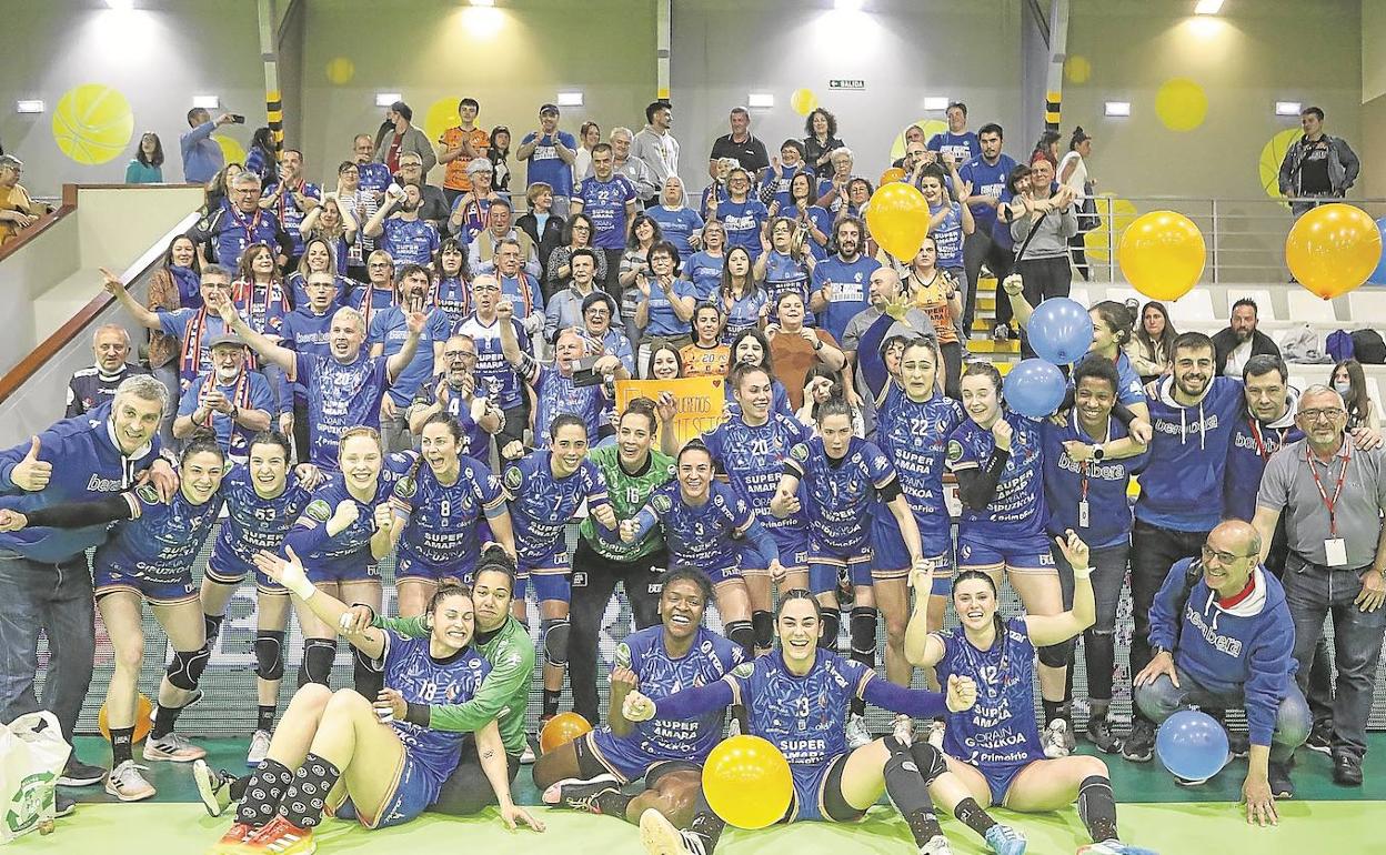 Jugadoras, técnicos y aficionados, exultantes. 