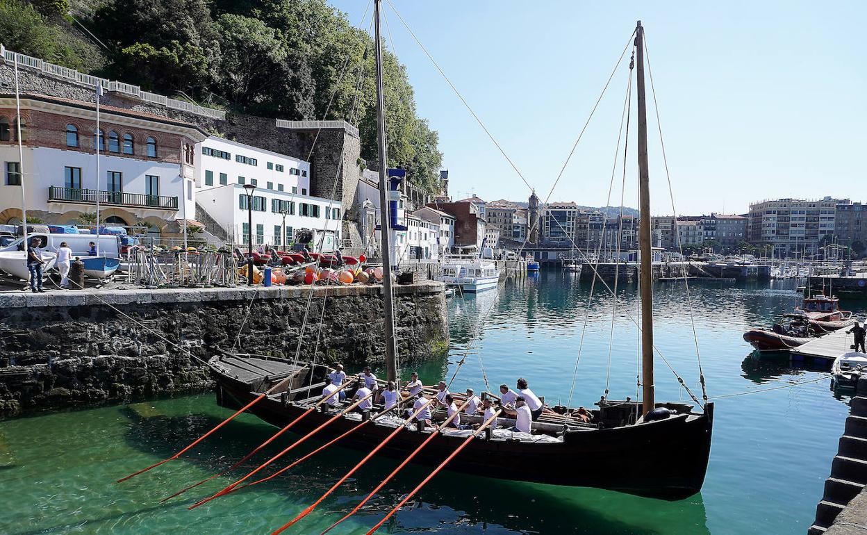 El 'patache' construido en Albaola según planos del siglo XVIIII, que llevará la exposición a cada municipio, ayer en aguas de Donostia.