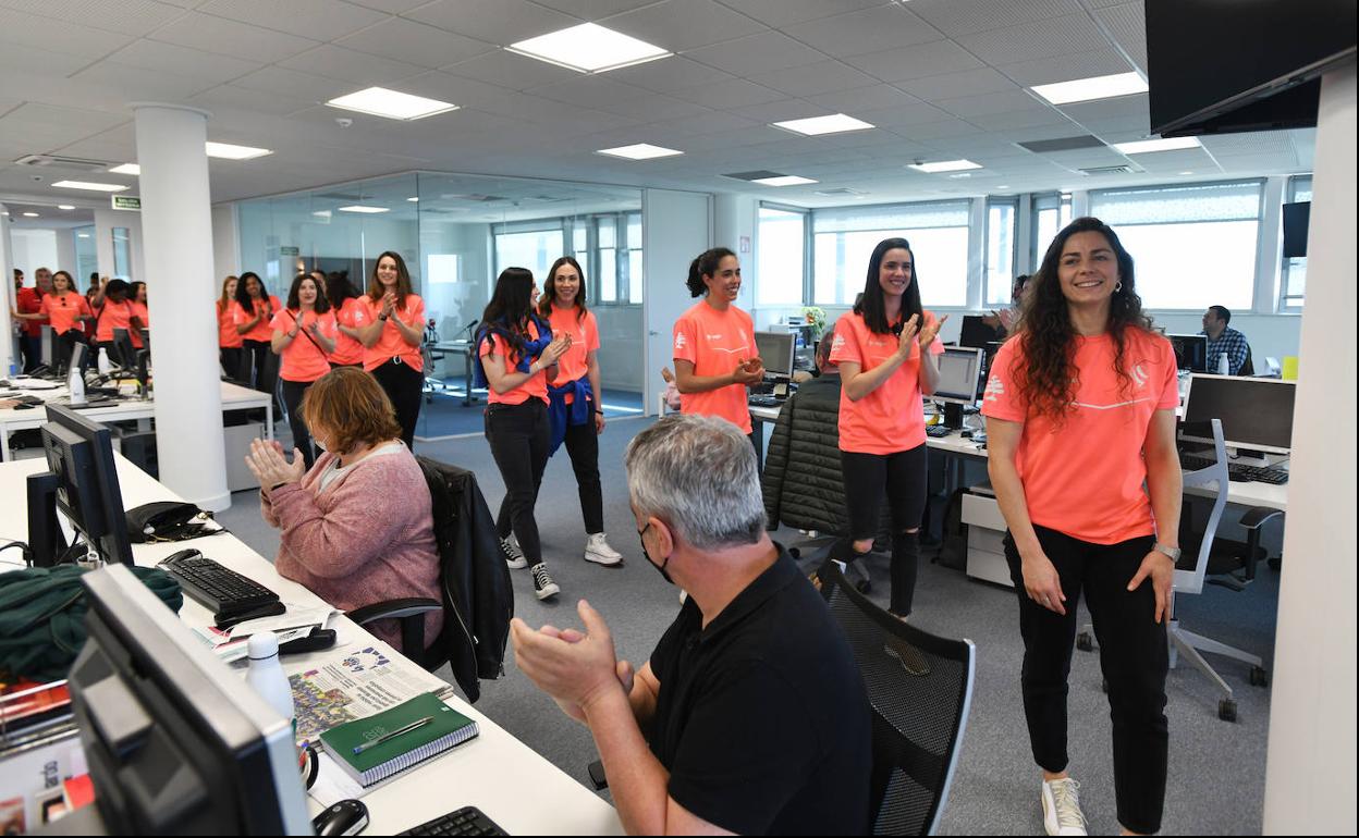 La capitana Alba Menéndez encabeza a las jugadoras del Super Amara Bera Bera en su visita a la redacción de EL DIARIO VASCO.