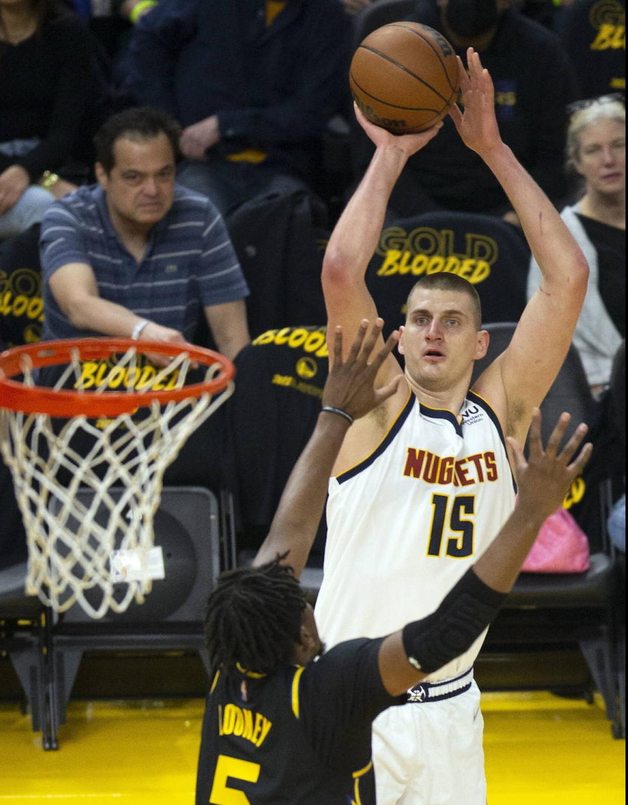 Nikola Jokic lanza a canasta en un partido de la presente temporada. 