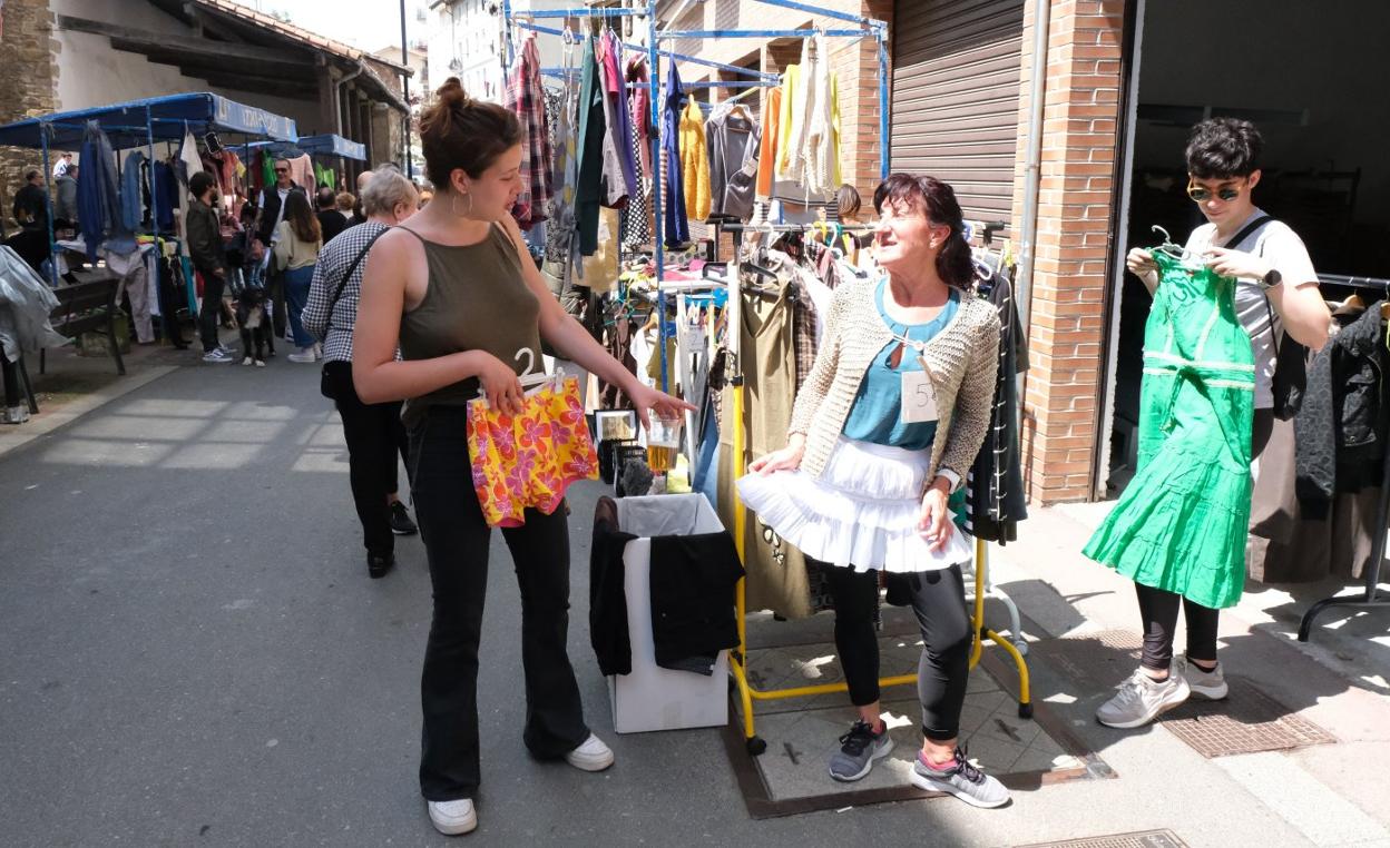 Uno de los puestos del mercadillo de trueque y segunda mano de Eitza. 