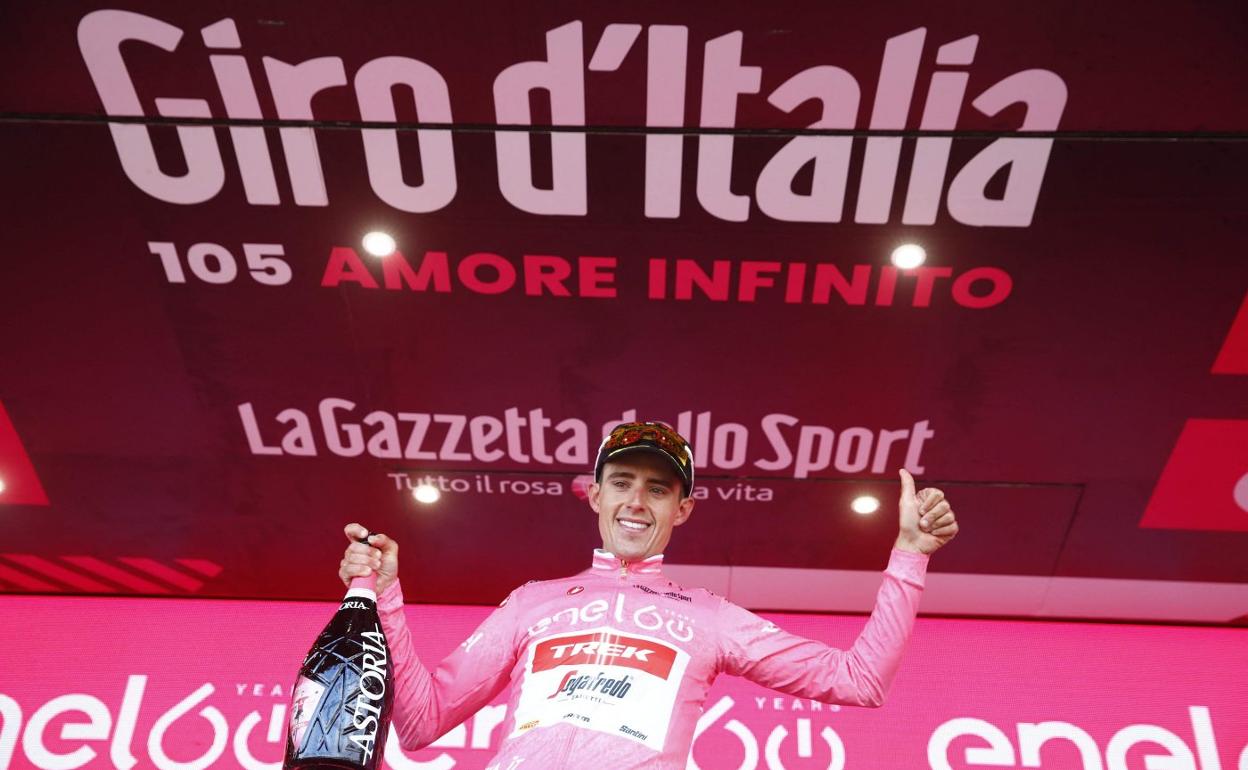 Juanpe López, con la maglia rosa en el podio del Etna. 