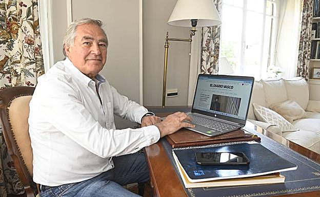 Miguel Ibáñez consulta en su portátil la web de ELDIARIOVASCO en su casa de Tolosa.