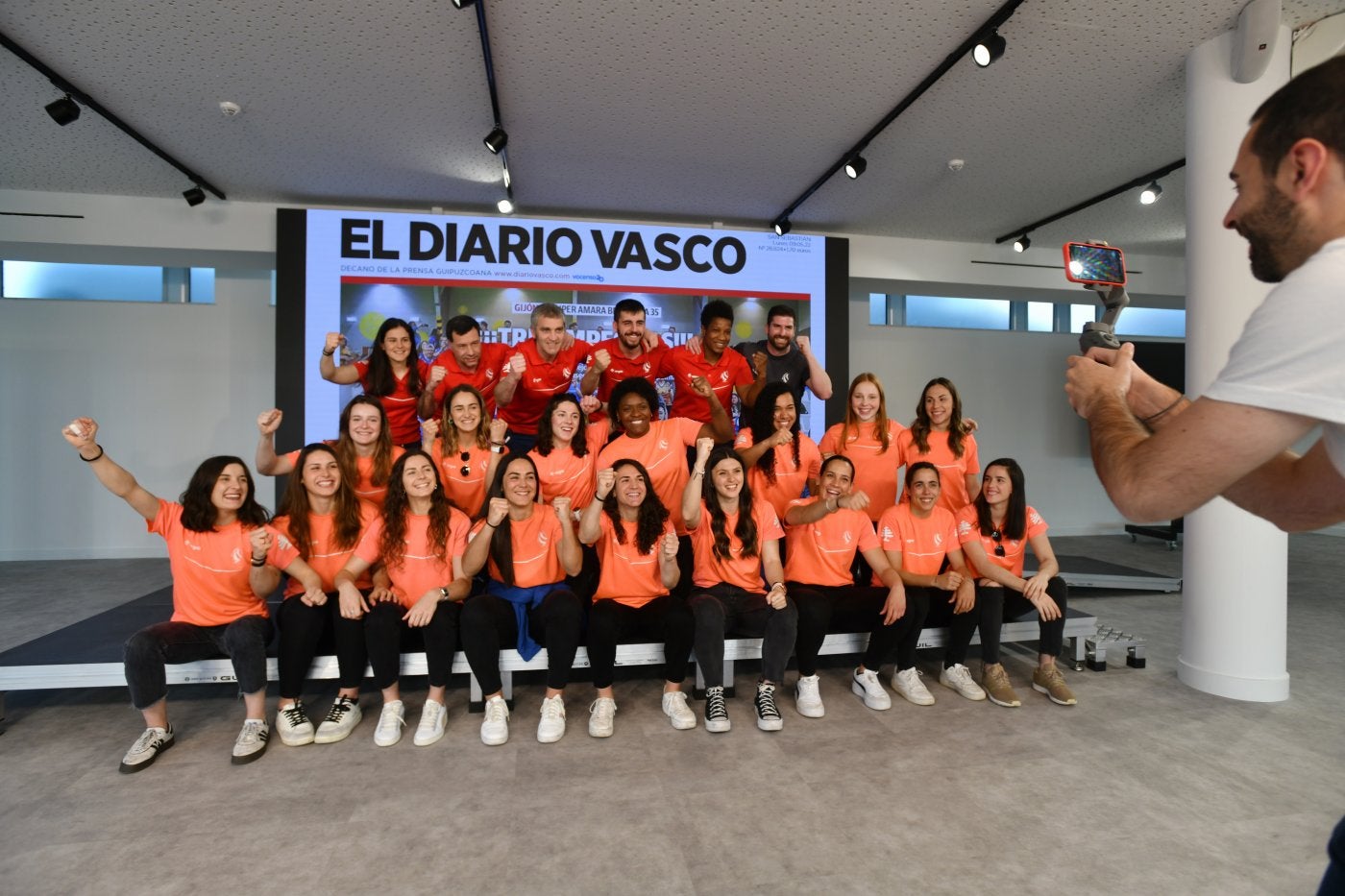 La plantilla y cuerpo técnico en su visita a DV esta semana. 