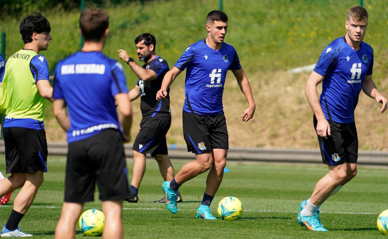 Karrikaburu, en el centro de la imagen. 