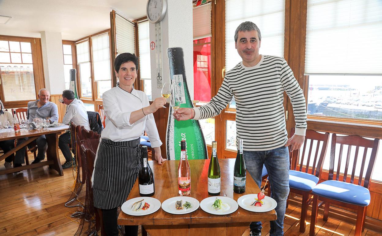 Pili Manterola y Mikel Garaizabal fueron los encargados de explicar las potencialidades del txakoli y de la antxoa. 