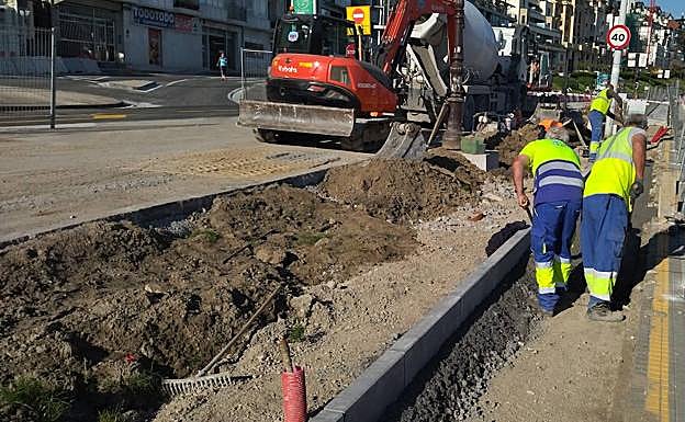 La acera del paseo de La Concha es ampliada al desaparecer un carril de circulación. 