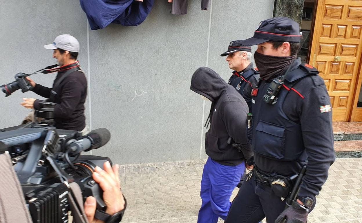 El presunto asesino tras el registro domiciliario a la vivienda de Irun en la que residía desde febrero. 