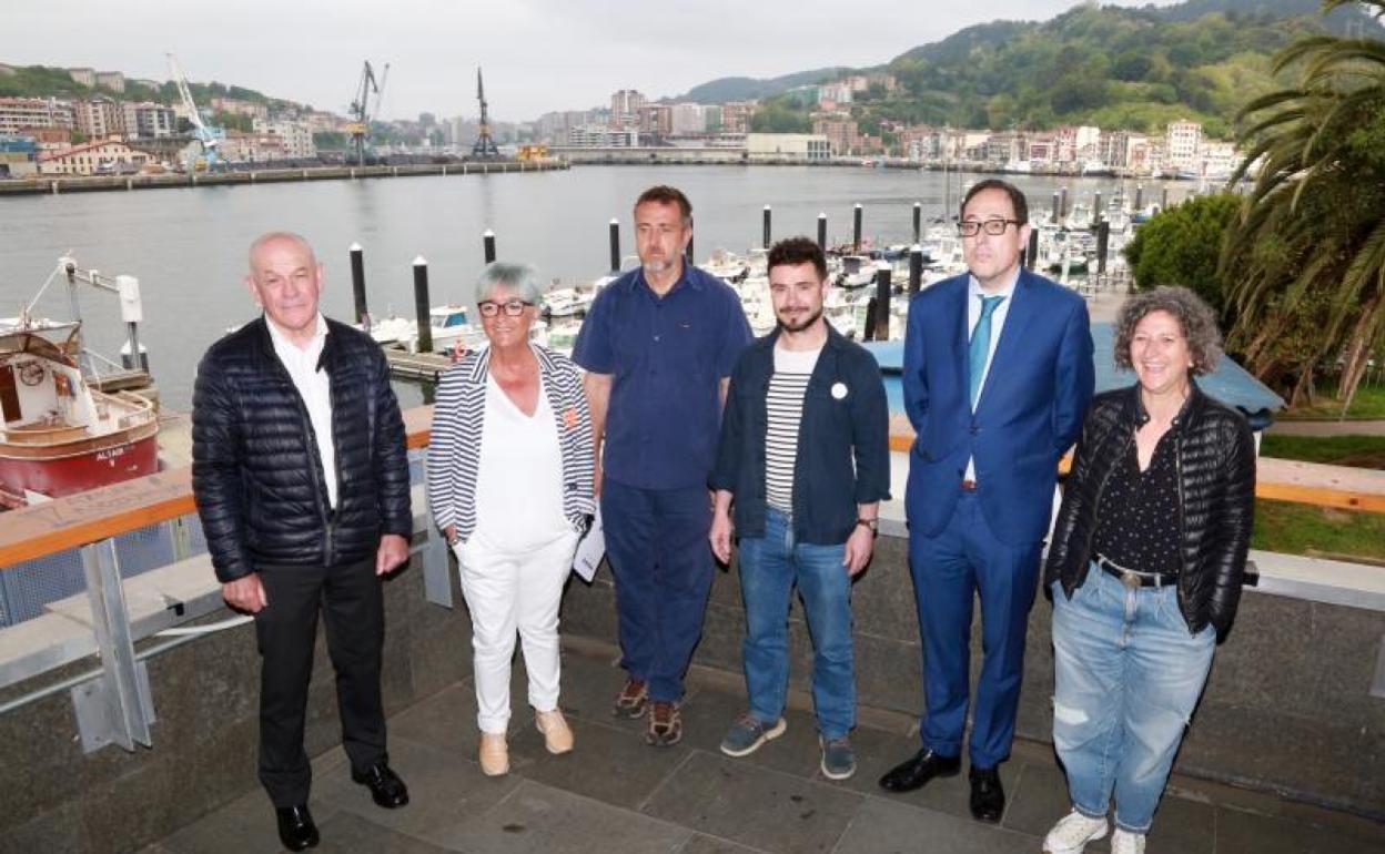 Representantes de las instituciones que organizan el Pasaia Itsas Festibala. 