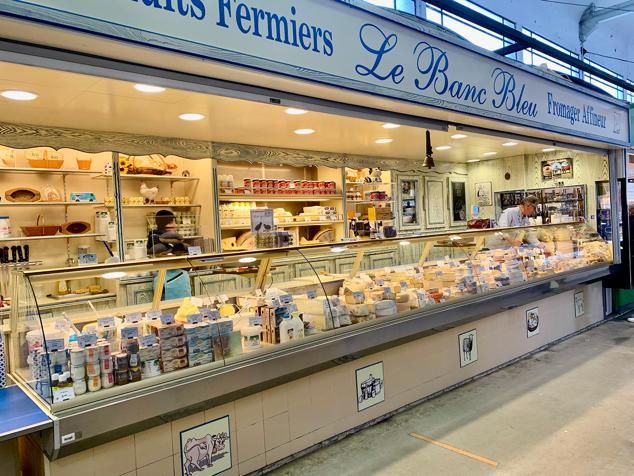 Puesto de quesos en el mercado de Talensac