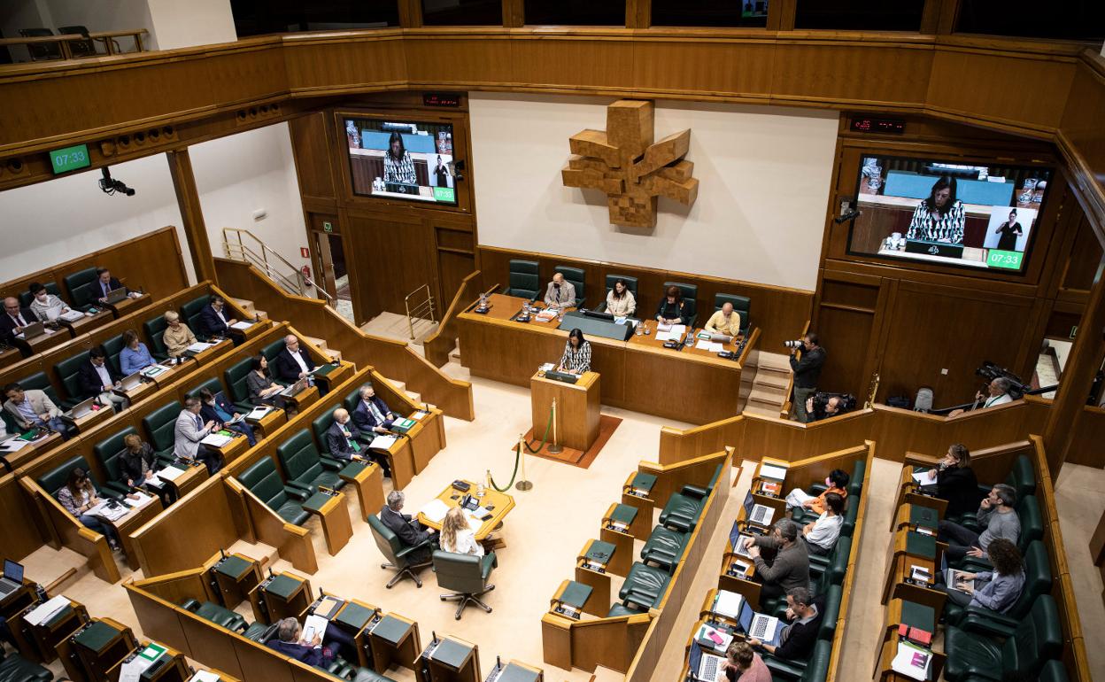 Imagen de la sesión plenaria de hoy en el Parlamento Vasco. 