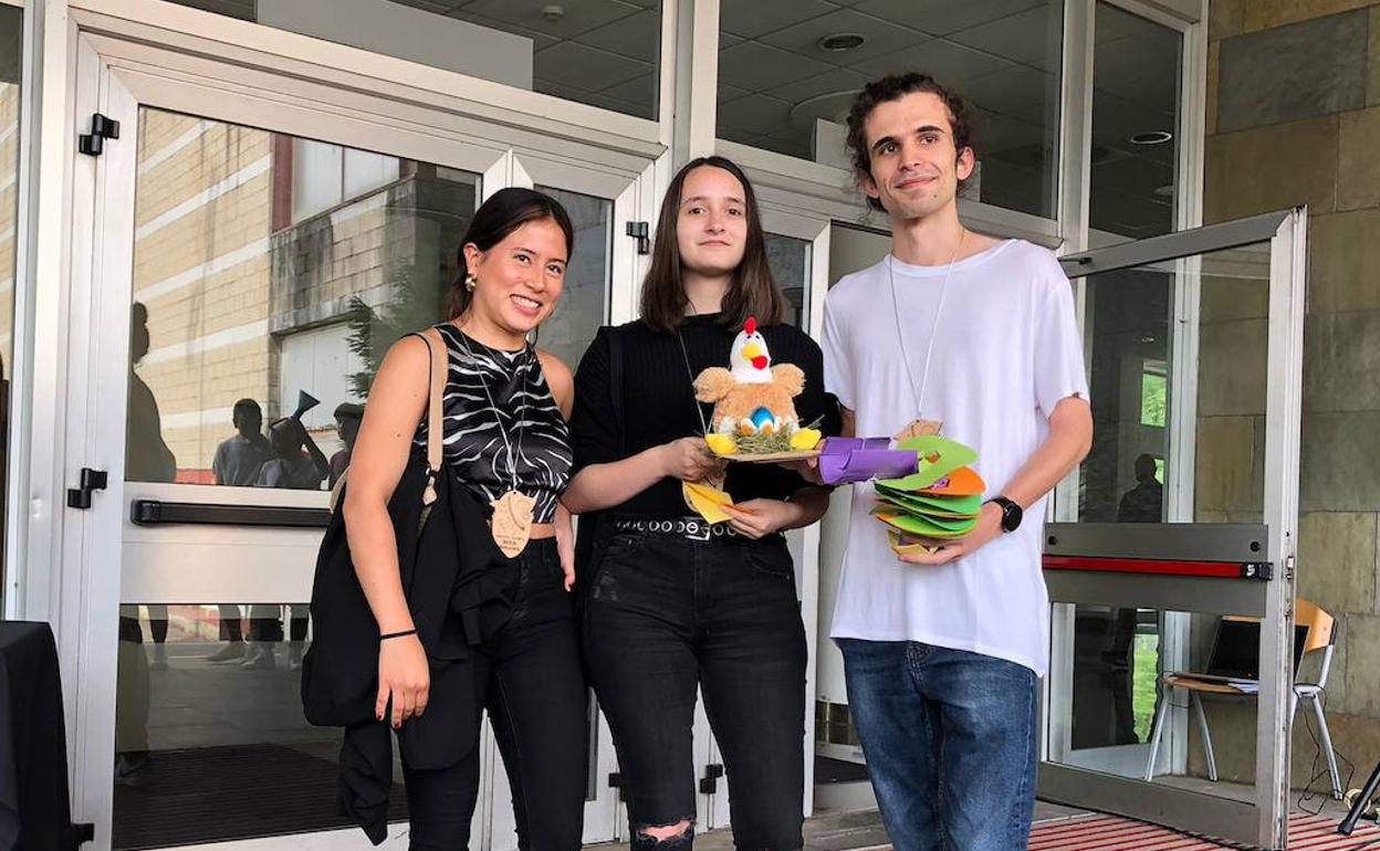 Yoselin Natalia Ganchozo. Nahia Perez. Eneko Barcina, formaban el equipo del huevo que más distancia ha recorrido.